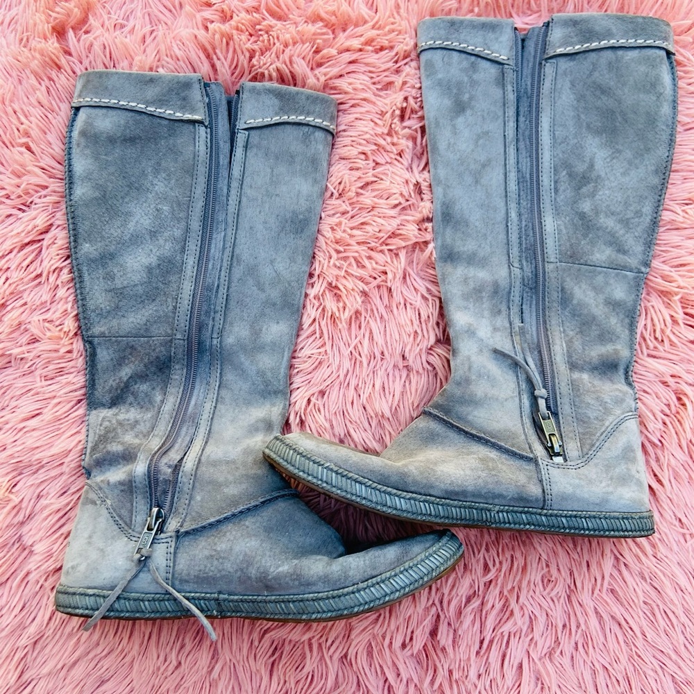 Women UGG grey leather flat boots. In size 6.5